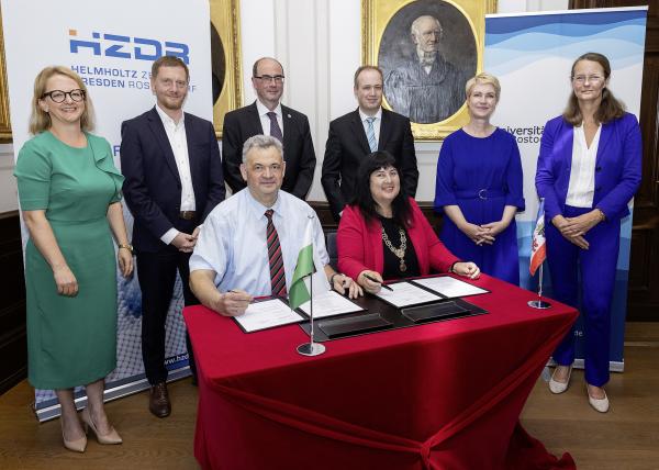 Representatives of HZDR and the University of Rostock signed the MOU establishing a new HED Institute